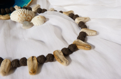 Keramikkette, weisse und schwarze Perlen, rund, länglich, Fossil