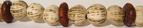 Keramik-Perlen weißer Ton mit Streifen-Muster und Terrakkotta-Scheibchen, teilweise glasiert