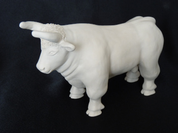 Bulle Skulptur Börsensymbol für steigende Börsenkurse, vom Figurenpaar Bulle und Bär, weiße Keramik, unglasiert, Ganzkörper-Ansicht von der linken Seite