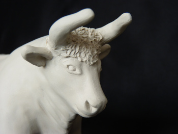 Bulle Kopf-Ansicht von rechts, Skulptur, Figur, Dekoration aus weißer Keramik, unglasiert belassen