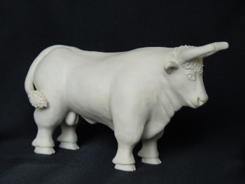 Bulle Figur Börsensymbol der steigenden Kurse, Ganzkörper-Ansicht rechte Seite, Skulptur, weiße Keramik, unglasiert belassen