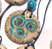 Keramik-AnhÃ¤nger, weiÃŸer Ton, blau glasierte Muschel-Spiralen, Baumwolle-Kordel